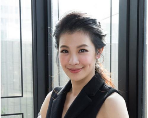 孙志浩:贾静雯女儿过16岁生日，生父孙志浩与后妈出镜，吻其脸颊显亲密