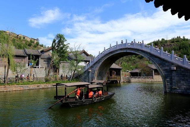 遙橋古堡坐落在北京密雲區境內,具體坐落於密雲縣新城子鎮所轄的遙橋