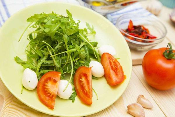 女性更年期，身体潮热不能忍，牢记这3点，或能缓解潮热盗汗