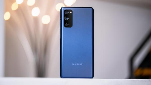 从4999元跌至3099元，3200万+全视屏，IP68顶级防水旗舰加速退场