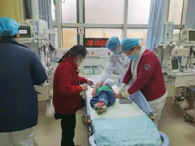 一岁半宝宝抽搐倒地，她抱起孩子直冲抢救室，比亲妈还快