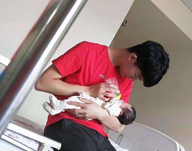 “踩生”并非迷信，第一个抱孩子的人的确有讲究，确实挺重要