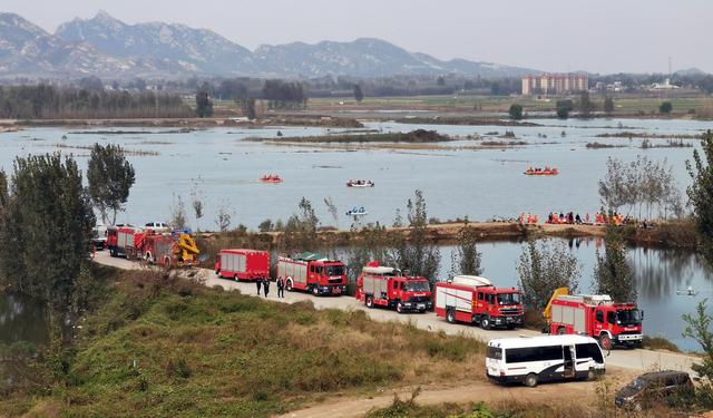 河北平山通勤车倾覆致14死，最后一名失联者曾尝试游上岸；遇难者家属想不通：涨水了为何还要过桥？