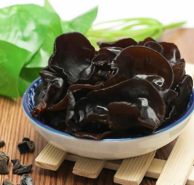 “木耳”是胃病的发物？提醒：伤胃的3种食物，榜首尽量少碰