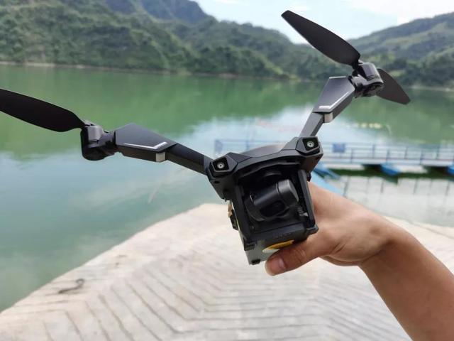 大疆吞下80%市场份额，多数友商转型，“会飞的相机”也内卷？