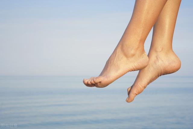 冬天手脚干燥，脚后跟也容易干裂？做好这4件事，或许能缓解问题