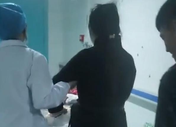 湖南一女子生完孩子轻松走出产房，家属看懵：能不能有点仪式感