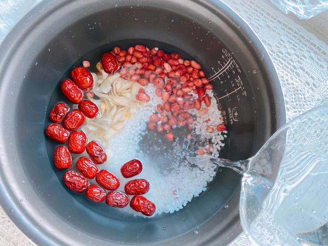 秋冬天要多吃糯米，加上这“3红1白”，甜甜糯糯，健脾养胃补气血