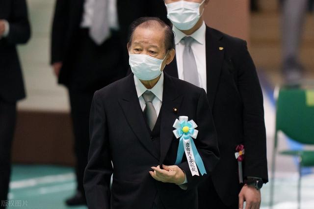 替菅义伟背锅，二阶俊博下台！日本政坛告别最后一位“亲华派”？