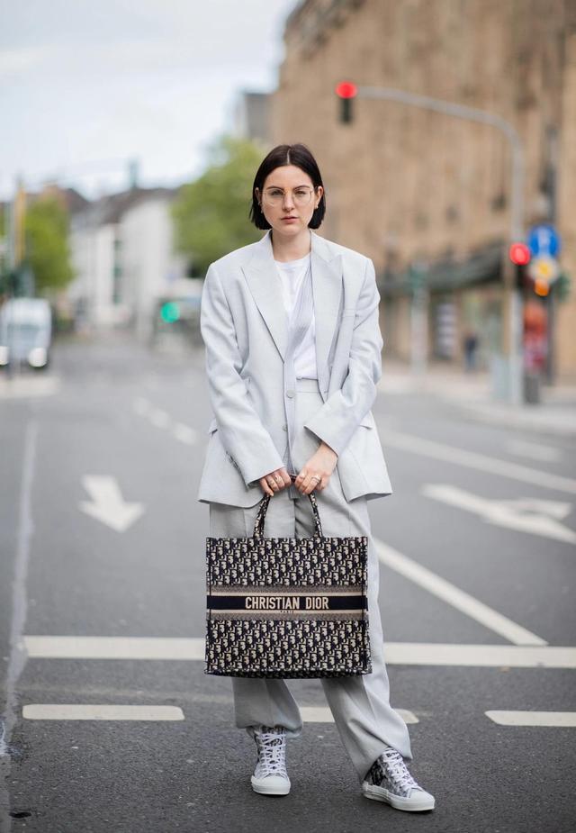 休闲西装配什么鞋子（休闲西装怎么搭配）