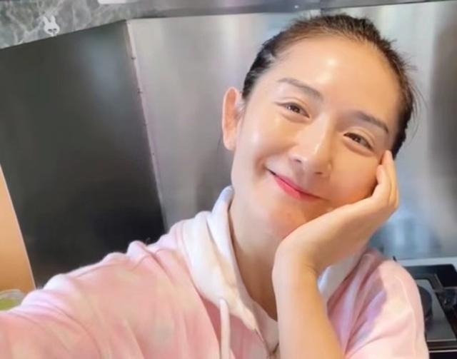 谢娜分享给宝宝做饭的过程，网友：对比之下，感觉自家娃野蛮生长