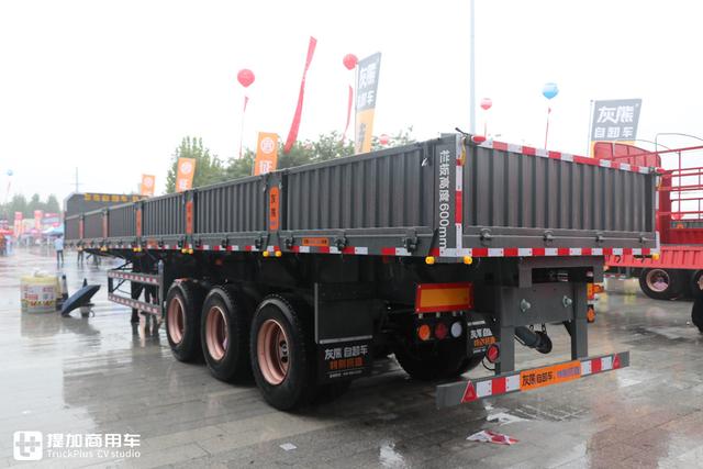 拉砂石料自卸车