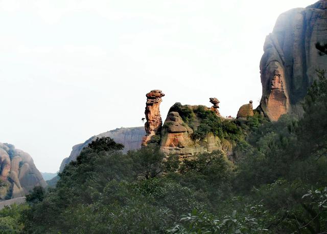 龟峰风景名胜区 以 无山不龟 无石不龟 的景观著称于世 全网搜