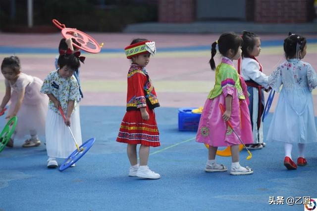 幼儿园师生穿民族服装游园，上学时彼此认不出，还有孩子哭了