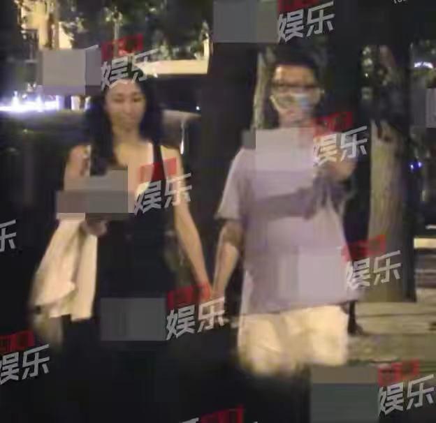 孙红雷与王骏迪十指紧扣散步，网友问：李成阳，高明远同意了吗？