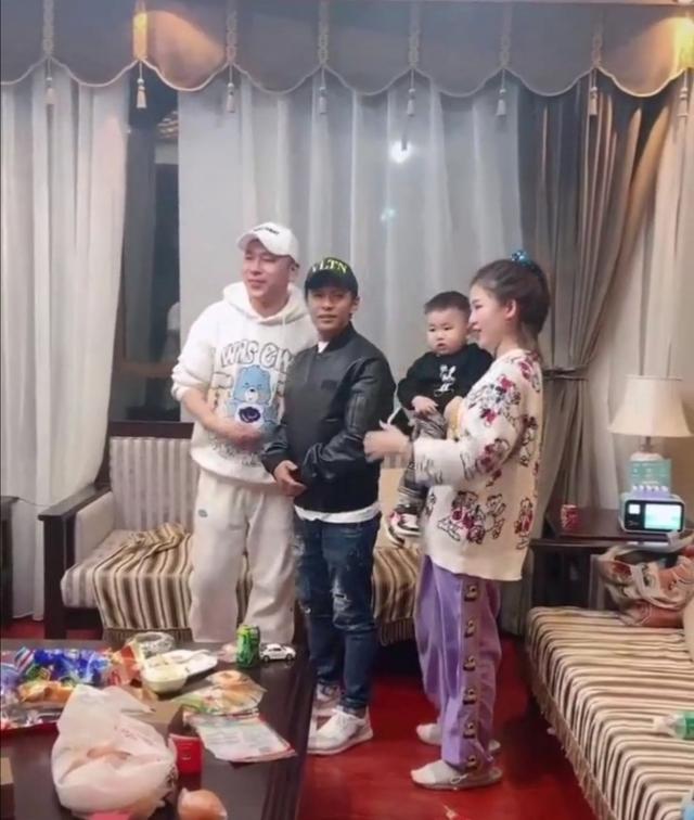 宋小宝妻子:宋小宝娇妻罕出镜，怀中神秘小孩被疑是三胎？身后豪宅奢华似皇宫