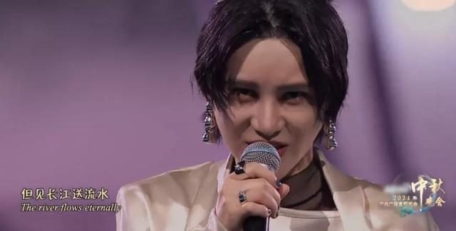 中秋晚会：周深背影好绝，撒贝宁唱歌憋笑，刘诗诗对不起这身衣服