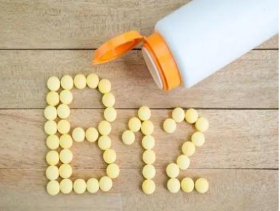 长期缺乏维生素B12，身体会出现什么表现？