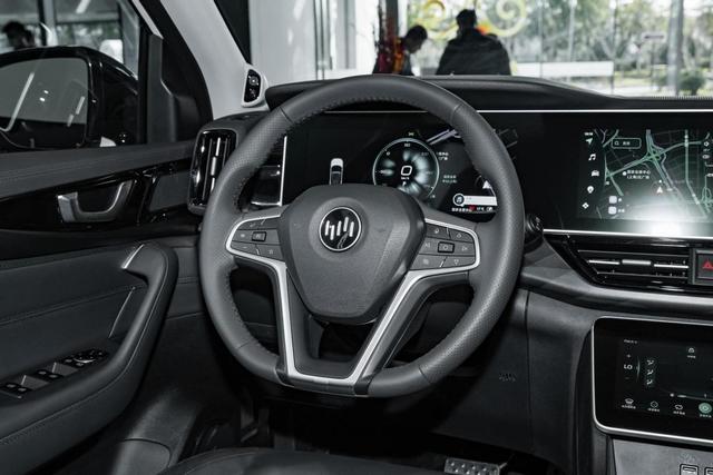 一公里才7分钱，7.9破百+3块大屏，还能自动驾驶，实拍威马W6