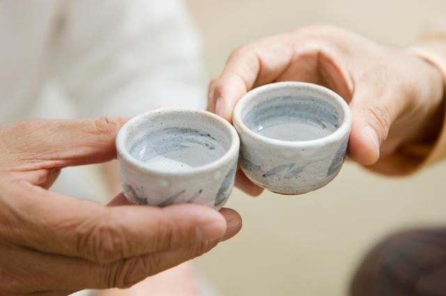 喝完啤酒后很快排尿的人与很长时间不排尿的人相比，身体有何不同