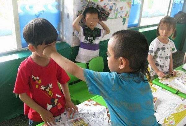 自家小朋友被欺负，教育孩子打回去，真的好吗？