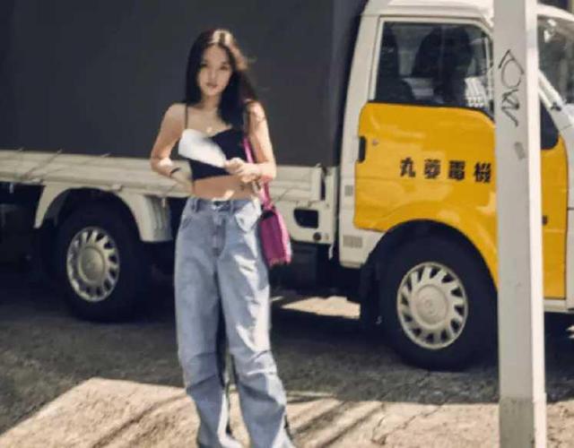 李咏19岁女儿凌晨晒自拍照：皮肤白皙小蛮腰吸睛，带13万名牌手表