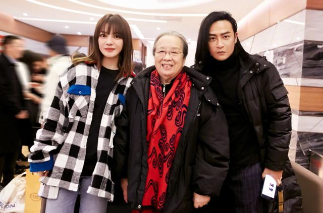 尔泰是谁演的:赵薇现身《两只老虎》首映，与容嬷嬷尔泰后台同框，更现场学比心