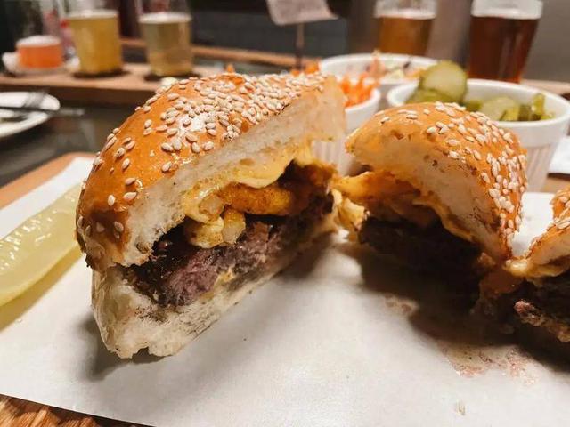 抛弃麦当劳的年轻人，愿为“酷”汉堡付费