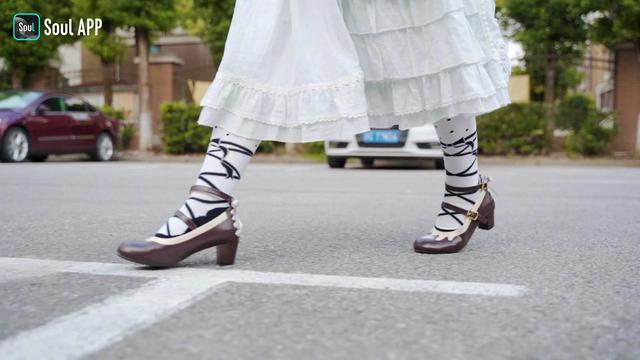 55岁阿姨穿Lolita逛街买菜：“女人至死是少女。”