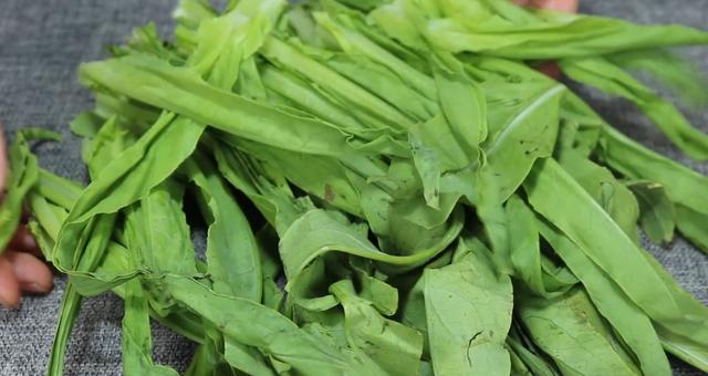 睡眠不好别愁，80岁奶奶教我土方法，一根莴笋解决问题，真厉害