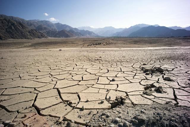 地球正在疯狂喝水，每年地球内部吞噬数亿吨的水！这些水去哪里了