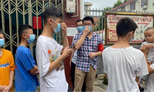 让党旗在疫苗接种一线高高飘扬