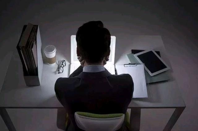 老年人想要晚年健康，生活中要懂得适当节制，5件事能不做就不做