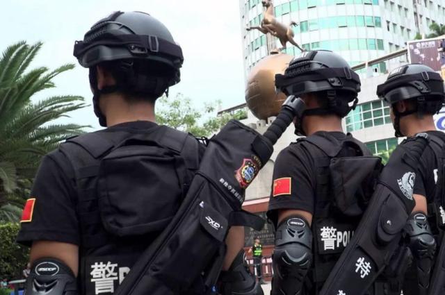 警察身背 寶劍 巡邏 本以為是不起眼的冷兵器 沒想到這麼厲害 Kks資訊網
