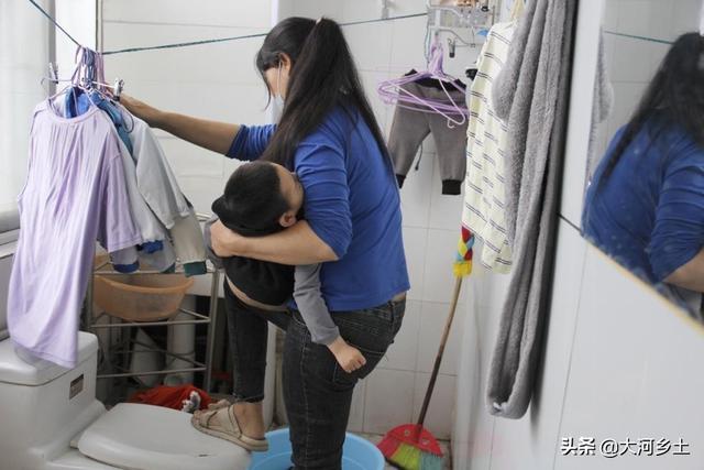 男童突然发病确诊重症，爸爸借故外出，耳聋妈妈独自带他艰难求医