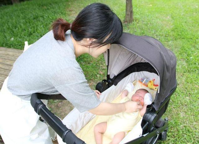 新生儿多大才可以“抱出门”？不是“百岁”，但也不能过早了