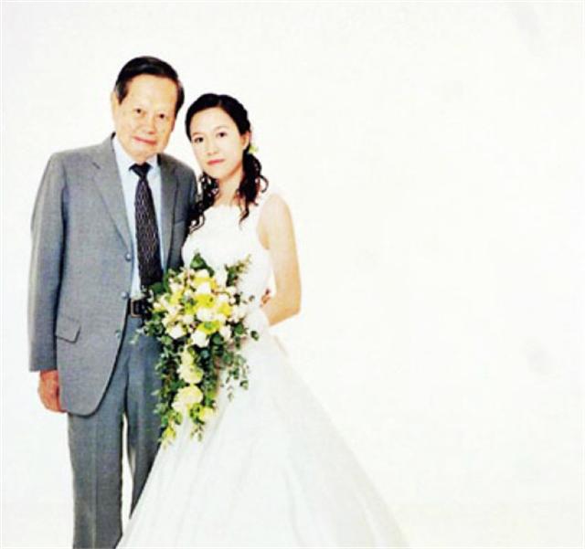 杨振宁100岁生日，45岁翁帆一袭红裙笑颜如花，18年婚姻证明爱情