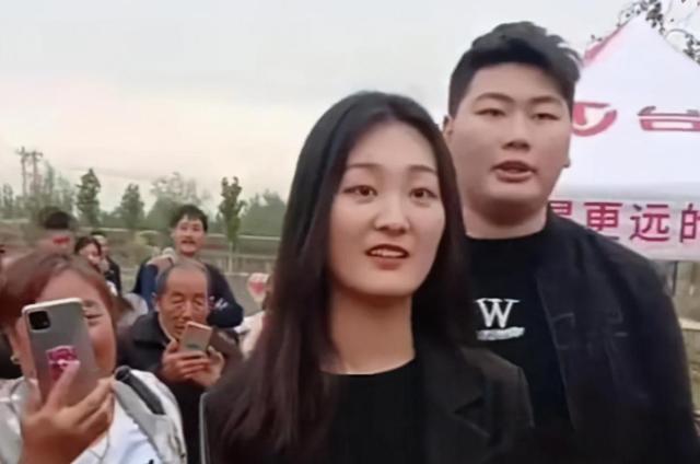 靠结婚上热搜的网红陈亚男，凭什么嫌弃大衣哥儿子“不学无术”？
