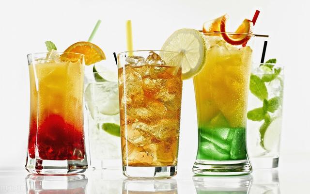 当身体缺水的迹象是什么？每天补充多少水是合适的？