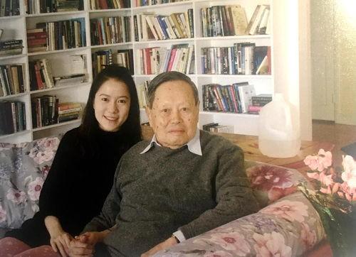 杨振宁100岁生日，45岁翁帆一袭红裙笑颜如花，18年婚姻证明爱情