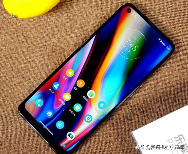 上市一年不到跌至899元，驍龍芯+6000mAh+6400萬三攝，你會買？