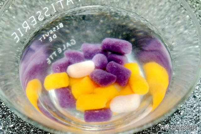 女儿要吃冰粉，妈妈第一次动手做，没想到这么简单，太好吃了