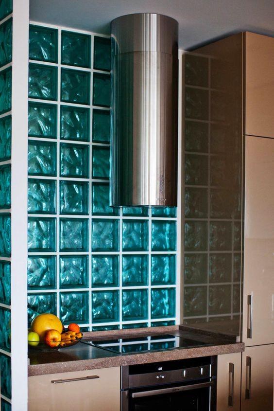 后挡板玻璃砖效果图(厨房后挡板贴瓷砖方法)
