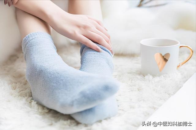 天气越来越冷，手脚冰冷有什么方法改善？医生教你3招，再不怕冷