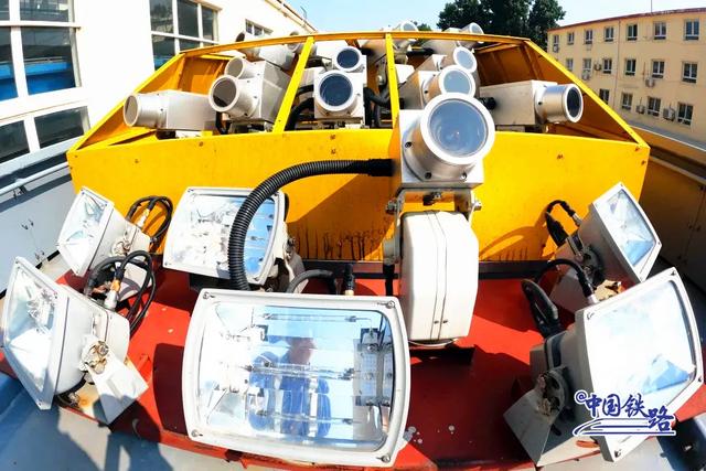 这趟火车只有一节车厢，带卧铺！还配5个司机！