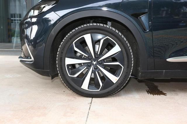 入门版续航525公里+7.7秒破百，25.19万起，极狐阿尔法S如何？