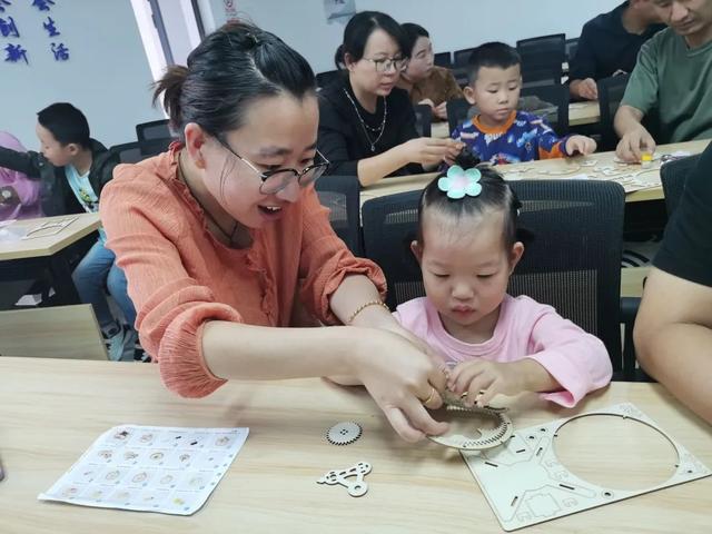 新时代文明实践丨五龙乡开展“探索科技小制作”亲子体验活动