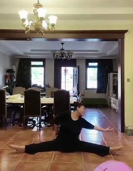 胖嫂 李菁菁乳腺癌手术后罕露全身 化疗瘦太多 展优美舞姿 新闻时间