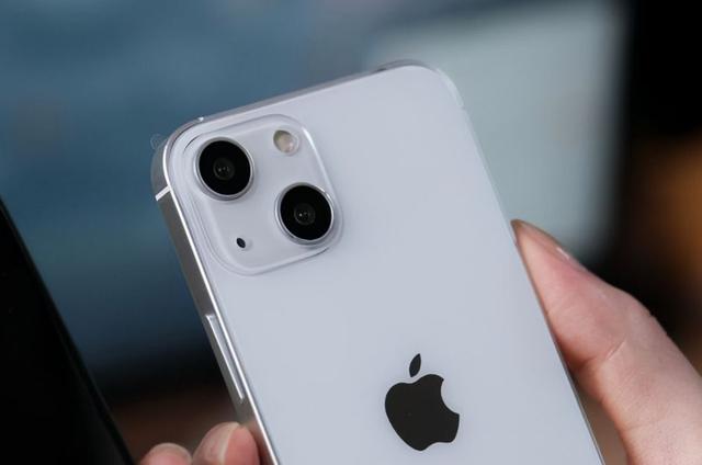 屏幕升级，刚买的iPhone 13不需要贴膜？不妨听我说两句