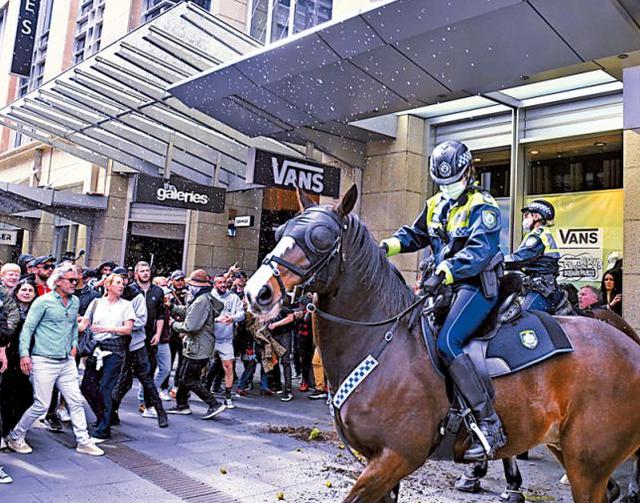 这下彻底乱了！“封城”引爆抗议示威活动，澳政府直接派骑兵镇压